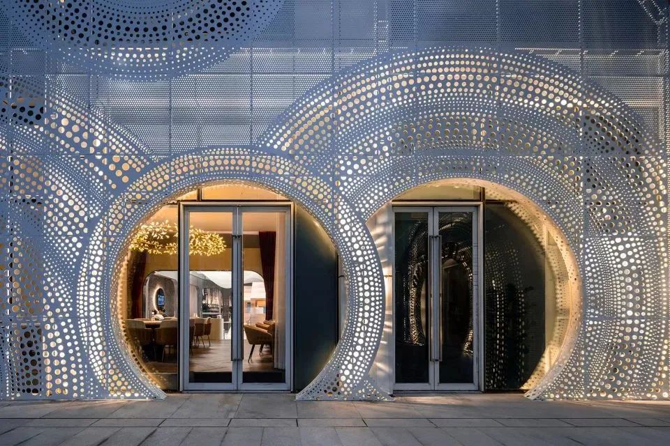 2023吸金門頭這樣裝，想不火都難！鋁板顏值高又環(huán)保