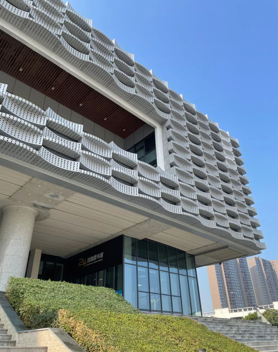 影響沖孔造型鋁單板價(jià)格的因素有哪些？