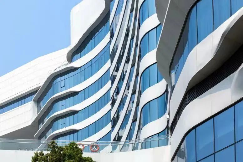 白色鋁板搭配藍(lán)色幕墻，恰似藍(lán)海白浪~