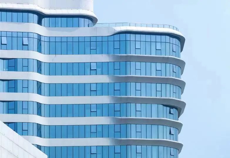 山東吉祥建材白色鋁板搭配藍色幕墻，恰似藍海白浪！